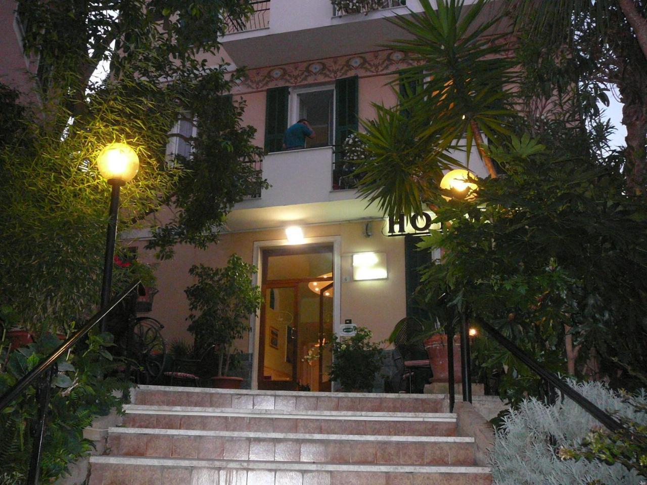Hotel Villa Bianca Laigueglia Exterior photo